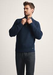 Granatowy sweter męski ze stójką SWEMT-0168-68(Z25) - widok produktu z przodu na modelu na białym tle. Widoczna połowa sylwetki.