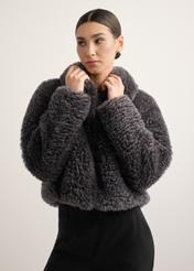 Szare krótkie futro damskie FUTDP-0082-9D(Z26), widok produktu z przodu na modelce. Widoczna połowa sylwetki.