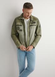 Kurtka męska przejściowa w kolorze khaki KURMS-0405-8F(W26), widok produktu z przodu na sylwetce modela. Widoczna połowa sylwetki.