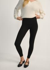 Czarne legginsy damskie LEGDT-0001-99(Z25), widok produktu od przodu na modelce, widoczna połowa sylwetki.