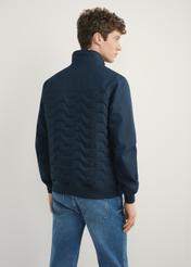 Granatowa przejściowa kurtka męska KURMT-0414-7D(W26), widok produktu z tyłu na modelu. Widoczna połowa sylwetki.