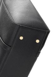 Czarna torebka shopper z monogramem TOREC-1160-9P(W26) - zbliżenie na detal, na białym tle. 