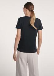 Czarny bawełniany t-shirt damski TSHDT-0144-99(Z25) - widok z tyłu na modelce na białym tle. Widoczna połowa sylwetki.  