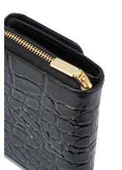 Mały skórzany czarny portfel damski croco PORES-0957-99(W25), zbliżenie na detal na białym tle.