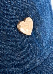 Jeansowa czapka unisex CZALT-0017-7H(W26) - zbliżenie na detal, na białym tle. 