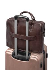 Brązowa skórzana torba męska TORMS-0460-89(Z25), widok produktu od tyłu na walizce na białym tle.