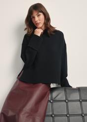 Czarny sweter damski z wełny SWEDT-0244-99(Z25), widok produktu z przodu na modelce. Widoczna połowa sylwetki.
