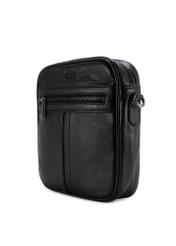 Czarna skórzana torba męska TORMS-0491-99(W26), widok produktu skosem na białym tle.