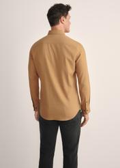 Koszula męska w kolorze camel KOSMT-0299A-24(Z25), widok produktu od tyłu na modelu, widoczna połowa sylwetki.