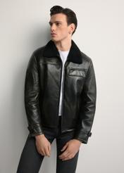 Skórzany kożuch męski KOZMS-0023-3188(Z25), widok produktu z przodu na modelu. Widoczna połowa sylwetki.