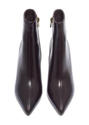 Ciemnobrązowe skórzane botki na szpilce BUTYD-1122-1I(Z26). Widok od przodu na białym tle.