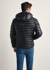 Kurtka męska w kolorze czarnym KURMT-0380-99(Z25), widok produktu od tyłu na modelu, widoczne pół sylwetki.