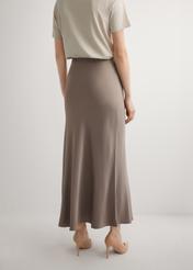 Brązowa spódnica damska SPCDT-0122-1K(W26), widok produktu z tyłu na modelce. Widoczna połowa sylwetki.