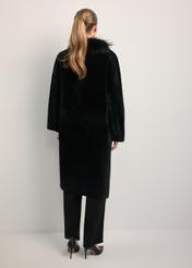 Czarny skórzany dwustronny kożuch damski KOZDS-0093-1396(Z25), widok produktu z tyłu na modelce. Widoczna cała sylwetka.