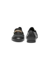 Skórzane czarne mokasyny damskie z łańcuszkiem BUTYD-0914A-99(W26), widok produktu z przodu i tyłu na białym tle.