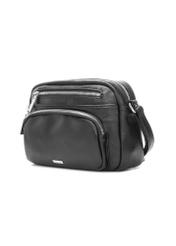 Czarna torebka damska na ramię TOREC-1123-99(W26), widok produktu skosem na białym tle.