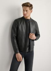 Czarna kurtka skórzana męska KURMS-0406-99(W26) - widok produktu z przodu, na modelu, na jasnym tle. Widoczna sylwetka do kolan.
