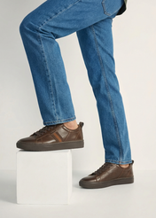 Ciemnobrązowe skórzane buty męskie BUTYM-0430A-1I(W26), widok produktu z boku na stopach modela. 