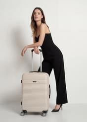 Walizka średnia na kółkach WALAB-0040-0C-24(W26), widok produktu od przodu przy modelce, widoczna cała sylwetka.