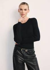 Prążkowany longsleeve damski LSLDT-0028-99(Z24), produkt widoczny przodem na modelce, widoczne pół sylwetki.