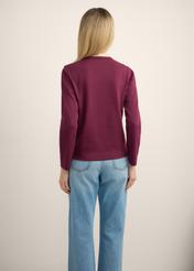 Bordowy bawełniany longsleeve damski LSLDT-0052-4D(Z26), widok produktu z tyłu na modelce. Widoczna połowa sylwetki.