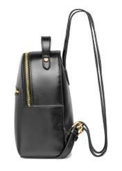 Mały czarny plecak damski TOREC-1128-99(W26), widok produktu od boku na białym tle.