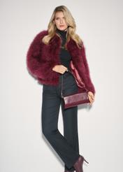 Bordowa mała skórzana torebka kopertówka TORES-1188-49(Z25) - widok produktu z przodu, na modelce, na białym tle. 