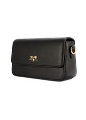 Mała czarna torebka damska TOREC-1171-99(W26), widok produktu skosem na białym tle.