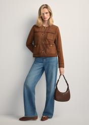 Brązowa mała torebka hobo TOREC-1136-1H(W26), widok produktu z przodu w dłoni modelki.