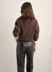 Wełniany brązowy sweter damski SWEDT-0265-1I(Z26), widok produktu od tyłu na modelce. Widoczna połowa sylwetki.