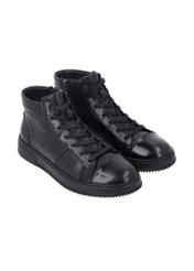 Czarne skórzane buty sportowe BUTYM-0568-99(Z26), widok produktu skosem na białym tle.