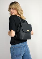 Czarny plecak damski TOREC-1138-9I(W26), widok produktu z przodu na sylwetce modelki.