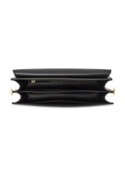 Czarna torebka damska z imitacji skóry TOREC-1081-99(W26), widok produktu w środku na białym tle.