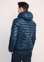 Kurtka męska w kolorze granatowym KURMT-0380-69(Z25), produkt widoczny od tyłu na modelu, widoczne pół sylwetki.