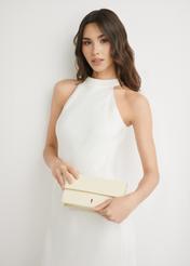 Mała skórzana torebka damska na ramię TORES-1290-2A(W26), widok produktu z przodu w dłoni modelki. Widoczna połowa sylwetki.