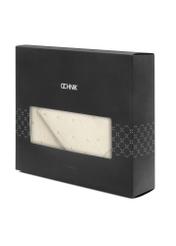 Kremowy zestaw czapka i szalik ZESTD-0011-11(Z 25) - widok na produkt po skosie na białym tle.