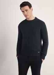 Grafitowy sweter męski SWEMT-0172-99(Z25), widok produktu z przodu na modelu. Widoczna połowa sylwetki.