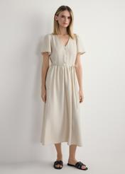 Sukienka damska w kolorze jasnego beżu SUKDT-0255-1A(W26), widok produktu z przodu na modelce. Widoczna cała sylwetka.