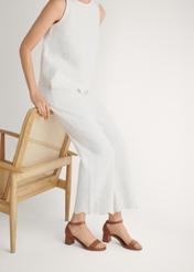 Skórzane sandały damskie w kolorze camelu BUTYD-1179-1D(W26), widok produktu z boku na stopach modelki.