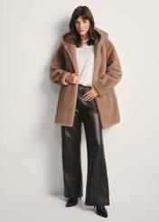 Beżowe futro damskie z kapturem FUTDP-0062-81(Z25), widok produktu z przodu na modelce. Widoczna cała sylwetka.