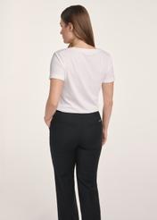 Biały T-shirt damski w serek TSHDT-0118A-11(Z25), widok produktu z tyłu na modelce. Widoczna połowa sylwetki.
