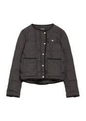 Czarna krótka kurtka damska KURDT-0621-99(W26) - widok produktu z przodu, na białym tle.