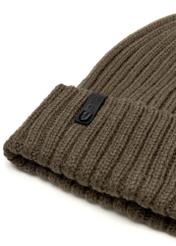 Zimowa czapka męska w kolorze khaki CZAMT-0088-51(Z25), zbliżenie na detal produktu na białym tle.