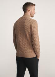Sweter męski na suwak w kolorze karmelu SWEMT-0169-24(Z25), produkt widoczny od tyłu na modelu, widoczne pół sylwetki.