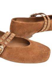 Zamszowe baleriny damskie w kolorze camelu BUTYD-1243-1D(W26), zbliżenie na detal produktu na białym tle.