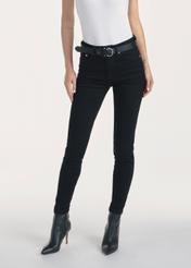 Czarne jeansowe spodnie damskie JEADT-0010A-99(Z25), produkt widoczny z przodu na modelce, widoczne pół sylwetki.