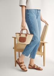 Skórzane sandały damskie w kolorze koniaku BUTYD-1152-1F(W26), widok produktu z boku na stopach modelki.