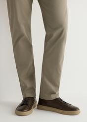 Ciemnobrązowe skórzane sneakersy męskie BUTYM-0486-1I(W26), widok produktu na stopach modela.