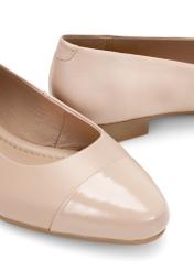 Skórzane baleriny damskie w kolorze beżowym BUTYD-1245-1B(W26), zbliżenie na detal produktu na białym tle.