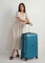 Walizka duża na kółkach WALPC-0014-7B-28(W26), widok produktu skosem obok sylwetki modelki.